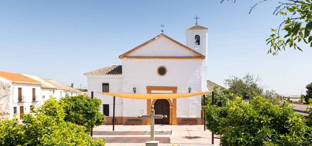 Fachada de la Iglesia de San Isidro Labrador en Ventas de Huelma, Granada
