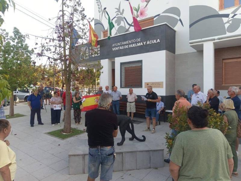 Concentración de apoyo a Ceuta en la puerta del Ayuntamiento de Ventas de Huelma