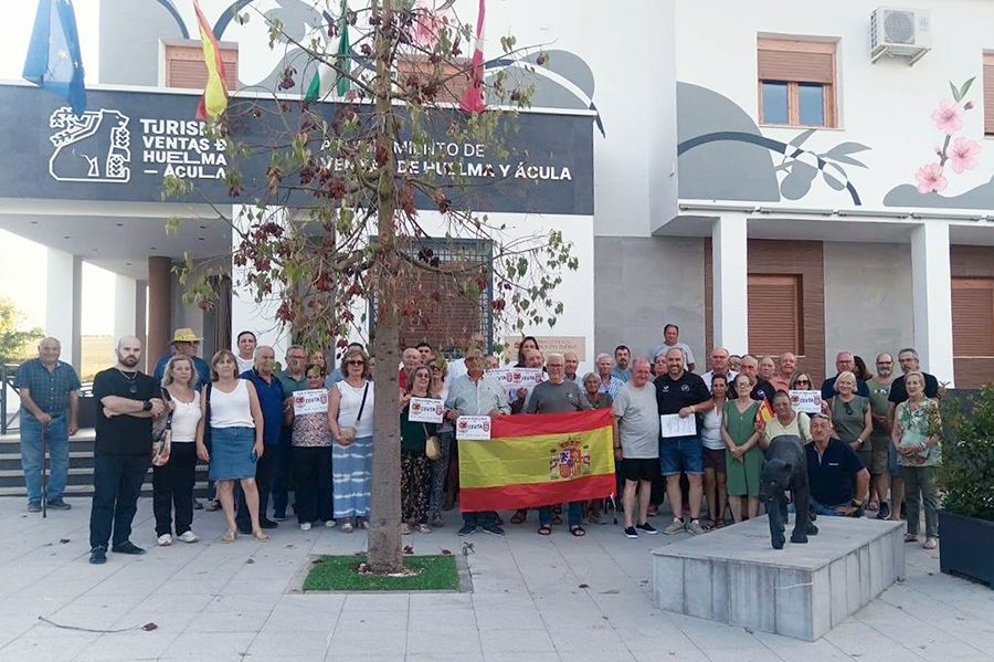 Concentración de apoyo a Ceuta en la puerta del Ayuntamiento de Ventas de Huelma